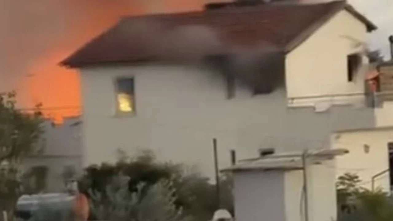 Antalya’nın Muratpaşa ilçesinde iki katlı evin çatısı yandı