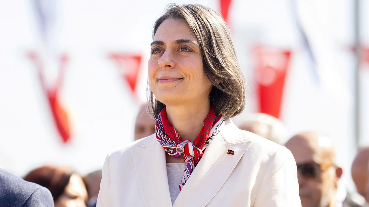 Tahliye edilen Sinem Dedetaş’tan ilk açıklama: Arkadaşlarımız içerde, yarım sevinebiliyoruz