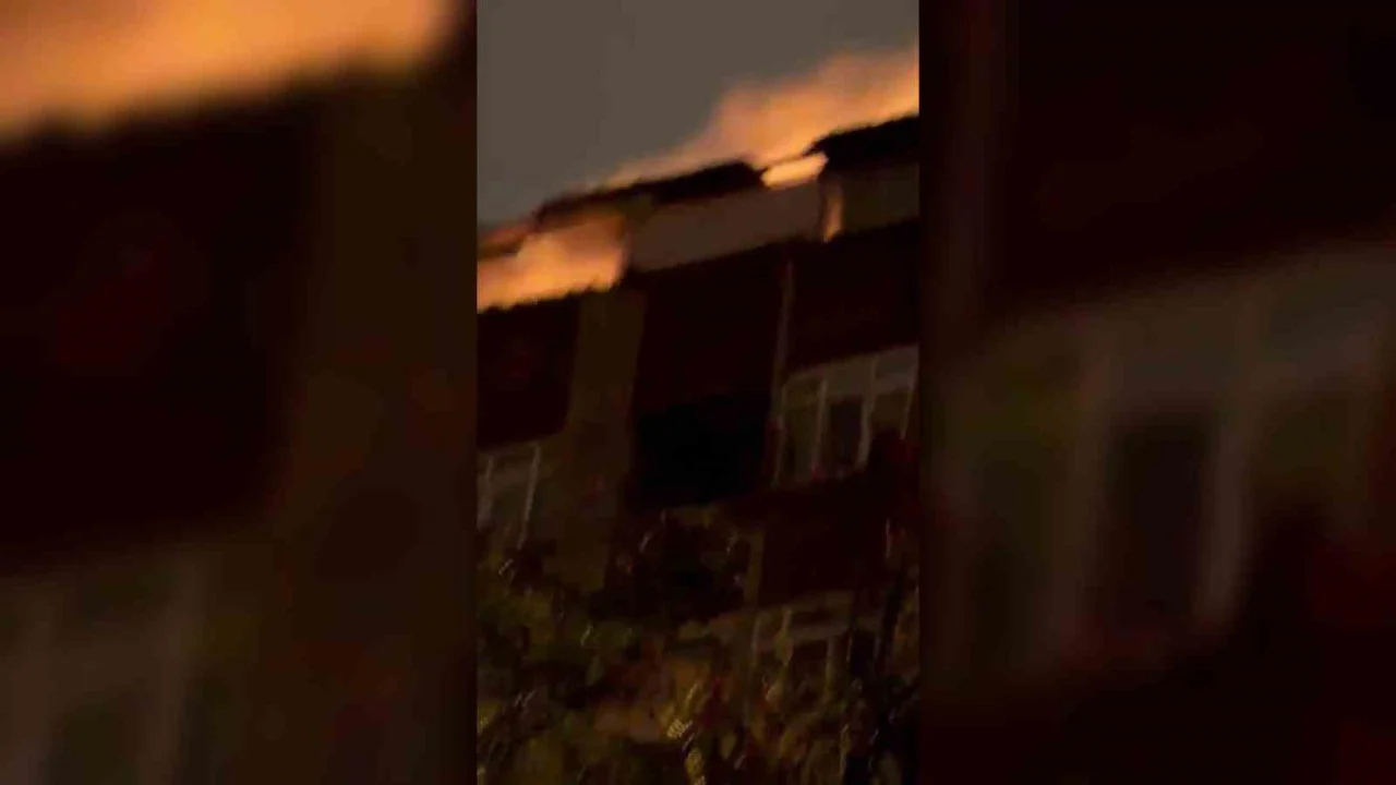 İstanbul Kağıthane’de 5 katlı binanın çatısı yandı