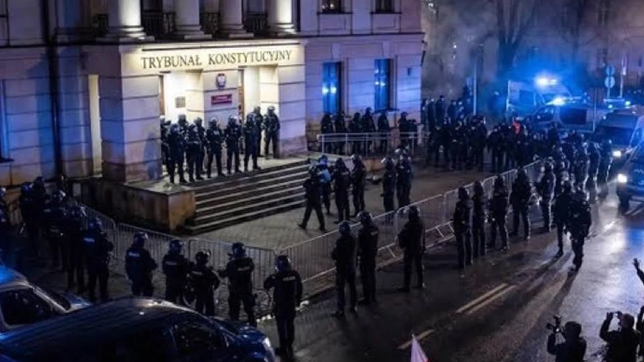 Muhalefet sokağa indi, polis harekete geçti