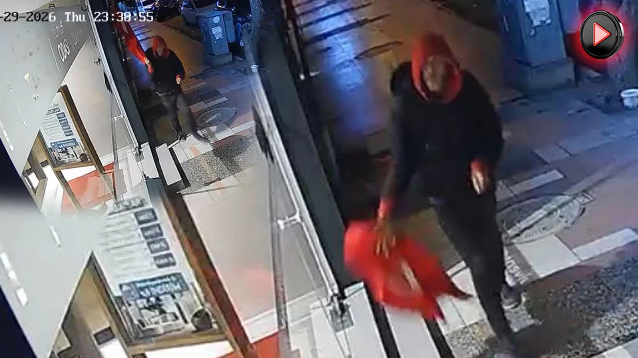Manisa’da bayrağı yere atan zihinsel engelli şüpheli yakalandı