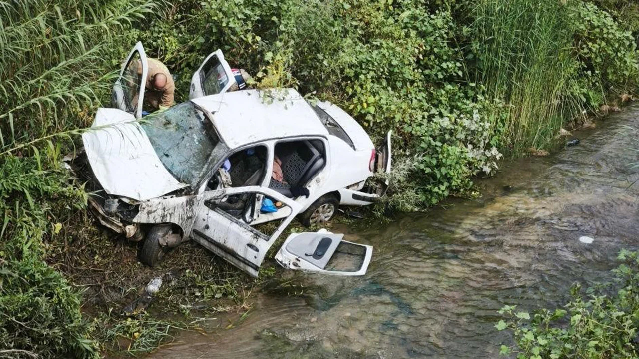 Hatay’da dereye uçan otomobildeki 3 kişi yaralandı
