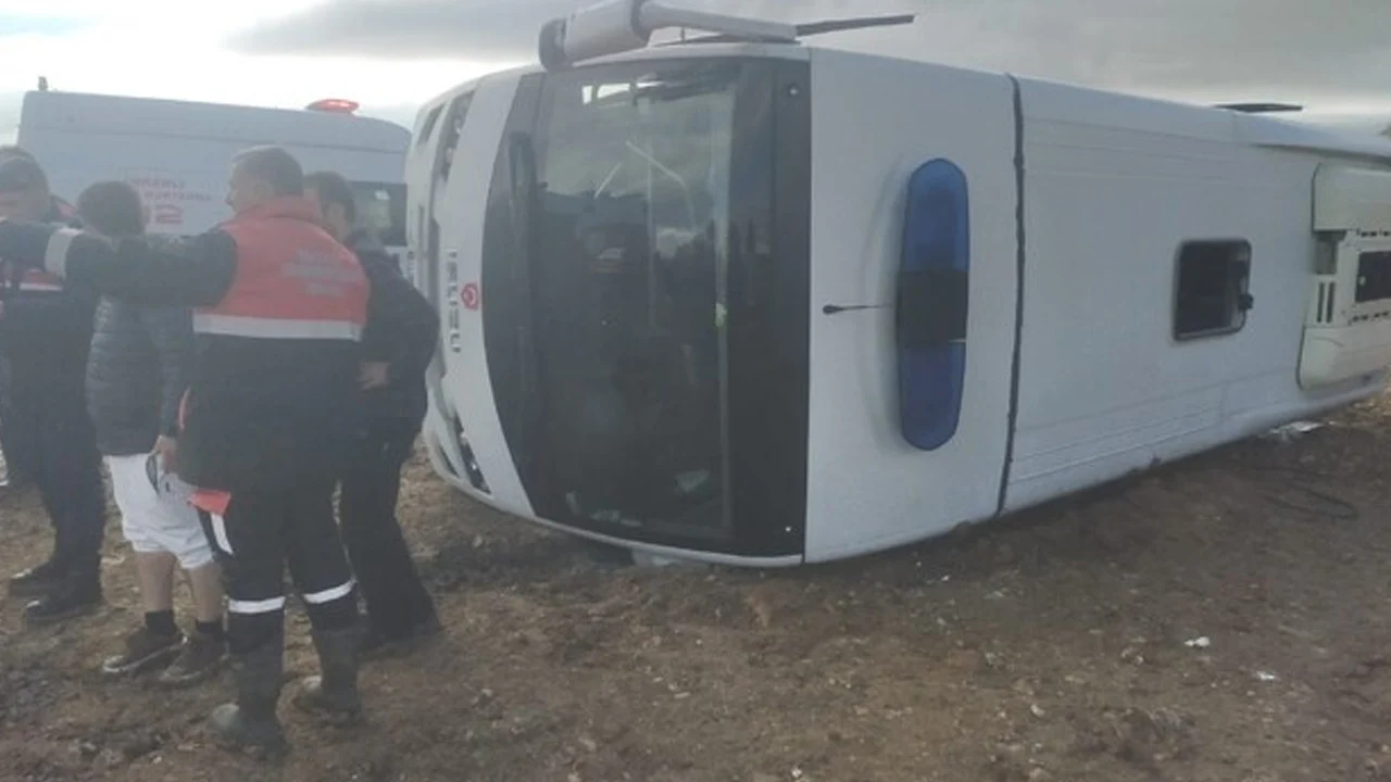 Sivas’ta cezaevi nakil aracı devrildi: 3 görevli yaralandı