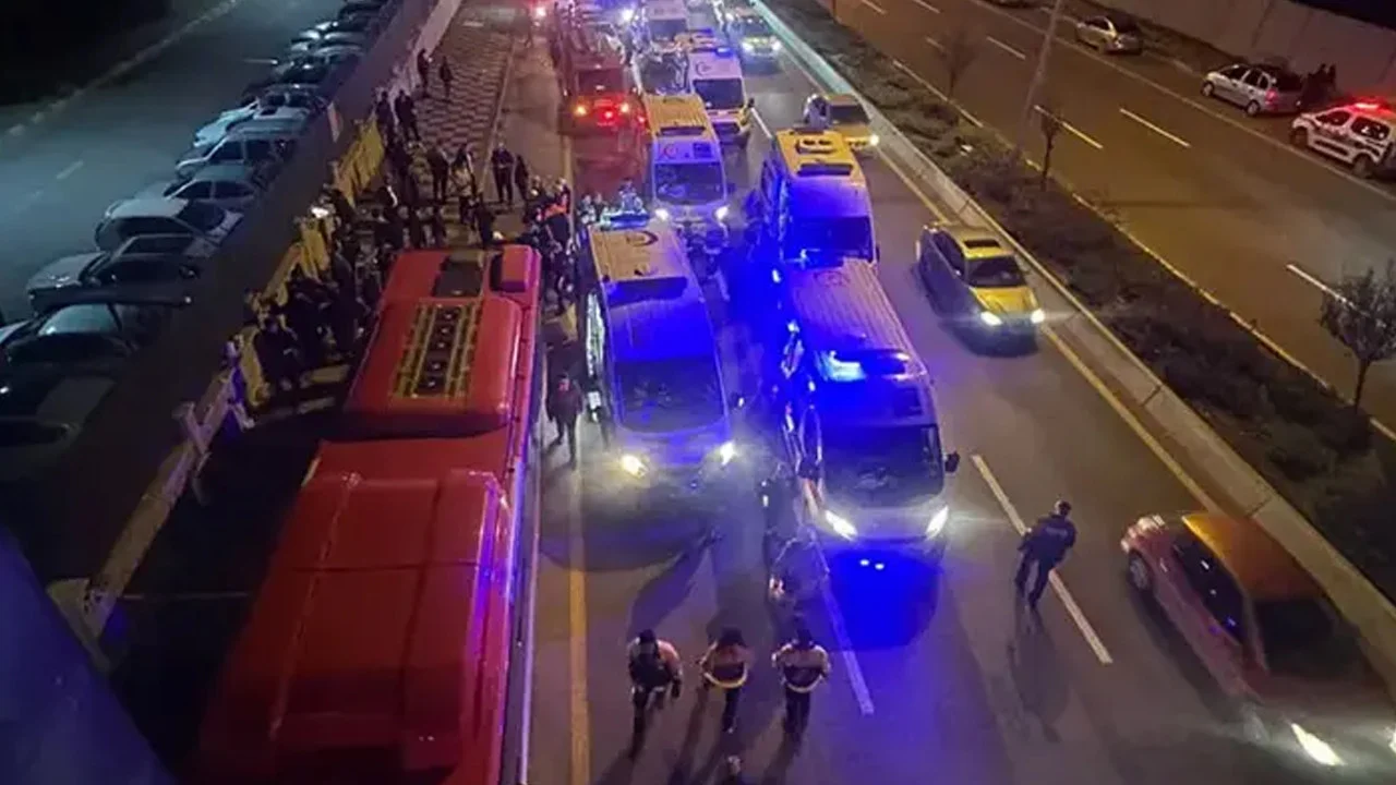 EGO otobüsü üst geçide çarptı: 24 yaralı