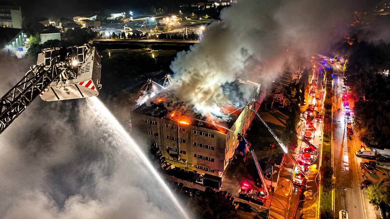 Tuzla’da ayakkabı fabrikasının çatı katında yangın: Ekipler müdahale ediyor