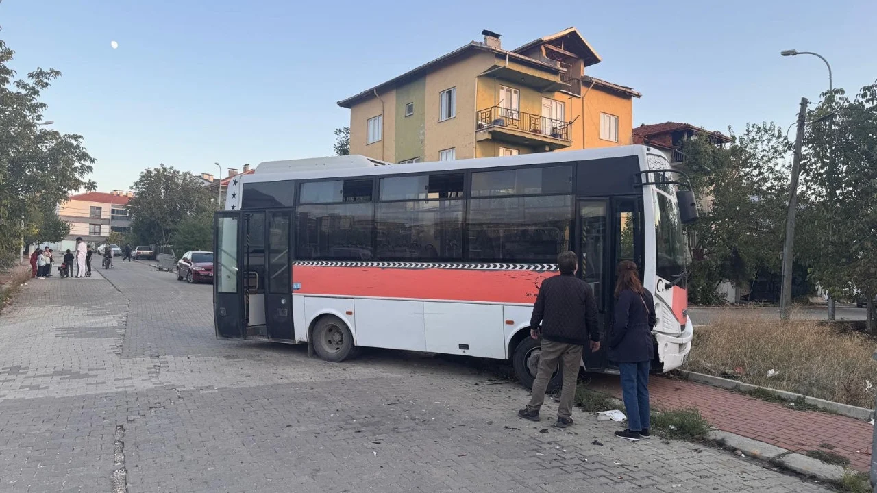 Uşak’ta yolcu midibüsü ile otomobil çarpıştı: 4’ü çocuk 7 yaralı