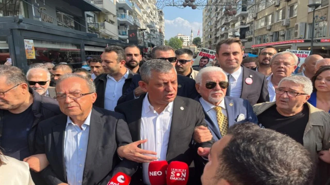 YENİ Parti lideri Özgür Özel gazetecilerle yürüdü: “Sonuna kadar arkalarındayız”