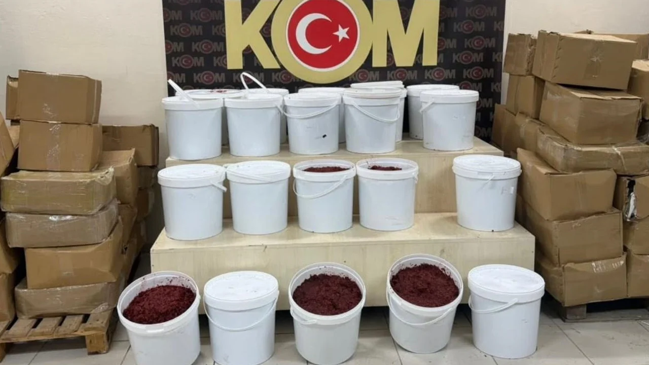 İzmir Bornova’da 1,7 ton nargile melası bulundu: Bir kişi tutuklandı
