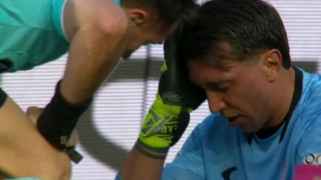 Fernando Muslera maç devam ederken fenalaştı: Kendini yere bıraktı