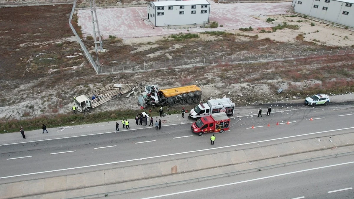 Konya’da tırın demir yüklü kamyona çarptığı kazada bir kişi hayatını kaybetti
